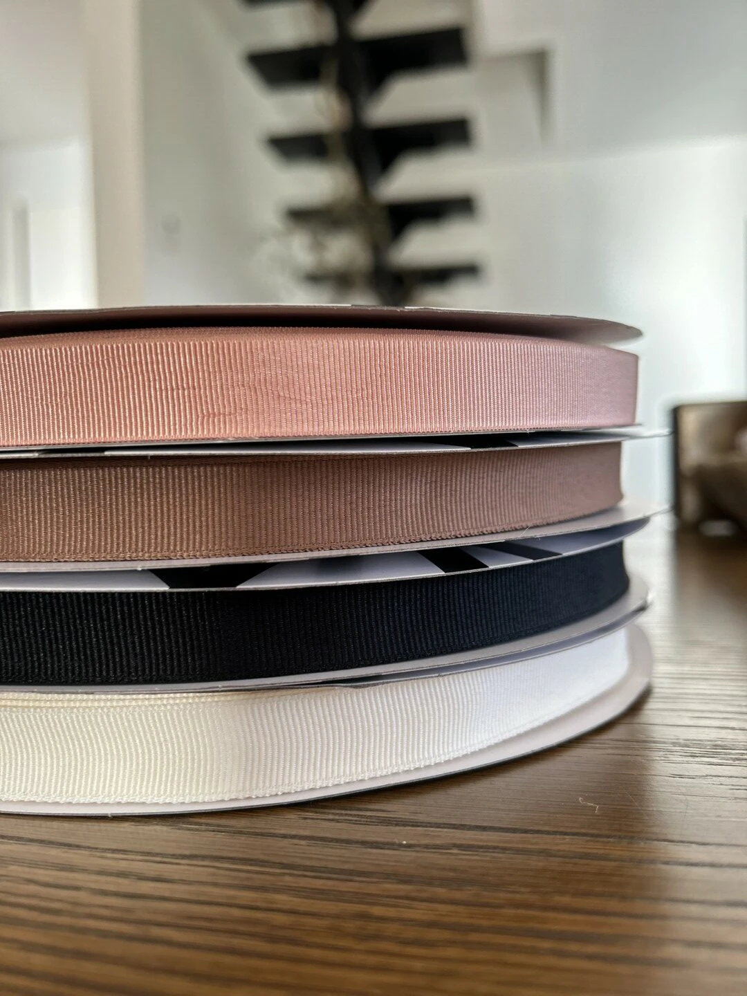 Udvalg af båndfarver til DIY strikkekit